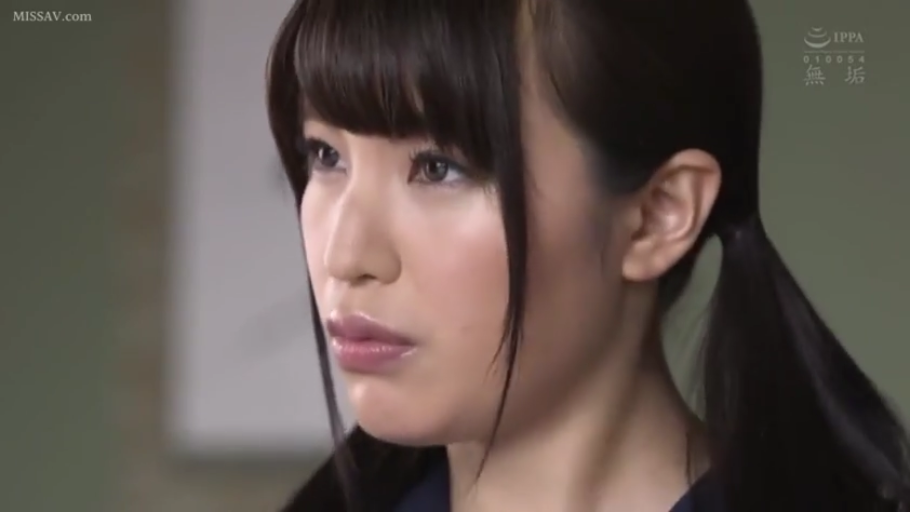 室内 · 侧面 · 严肃 · 面部特写 · 制服 · 凝视 · 双马尾