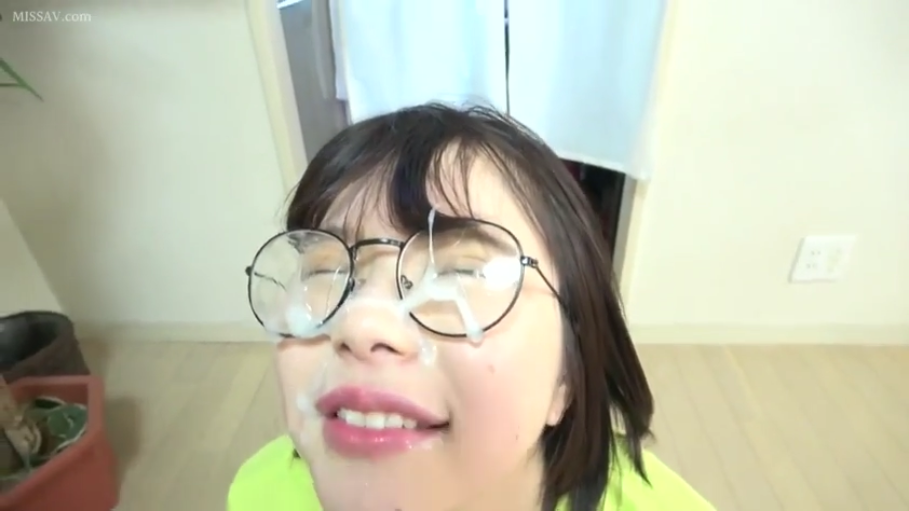 室内 · 脸部特写 · 仰头 · 亮绿色T恤