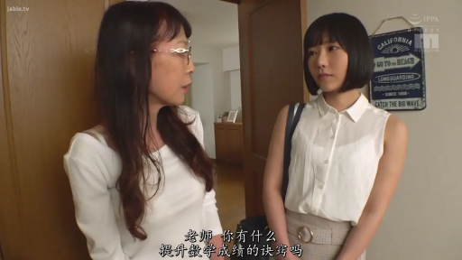 室内 · 交谈 · 严肃 · 无袖衬衫 · 站姿 · 特写 · 双人 · 装饰牌