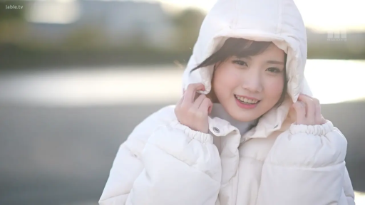 微笑 · 面部特写 · 对视 · 户外 · 正面站立 · 清新 · 白色连帽羽绒服