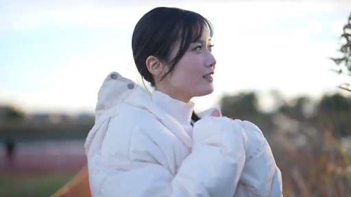 站立 · 凝视 · 户外 · 自然光 · 侧脸 · 恬静 · 羽绒服