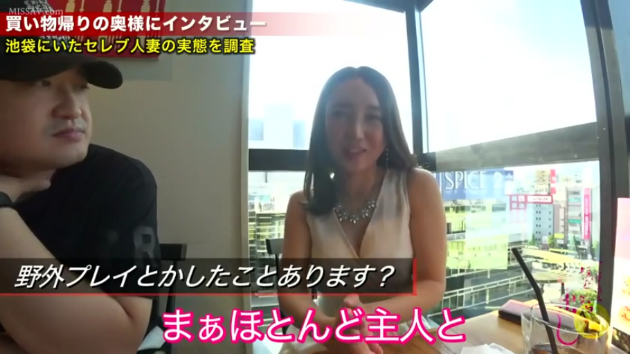 坐姿 · 微笑 · 半身 · 室内餐厅 · 访谈 · 白色无袖V领上衣