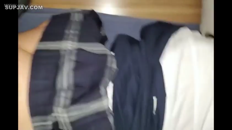 室内 · 坐姿 · 第一视角 · 腿部 · 格子裙 · 整理衣物