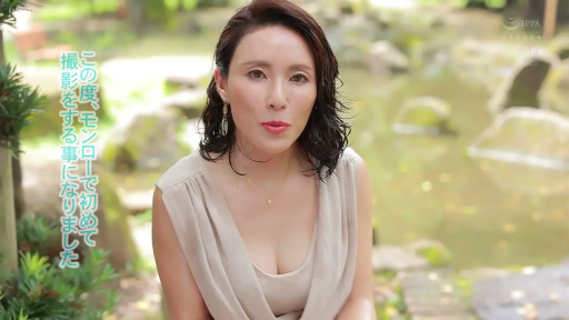 平静 · 正坐 · 注视 · 上半身特写 · 熟女 · 饰品 · 户外公园 · 低胸无袖裙