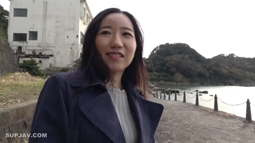 面部 · 站立 · 微笑 · 交流 · 长发 · 风衣 · 户外海边