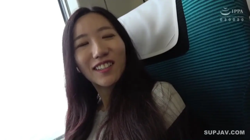 坐姿 · 脸部 · 对视微笑 · 休闲装 · 开心 · 非色情内容 · 列车座椅 · 座椅枕