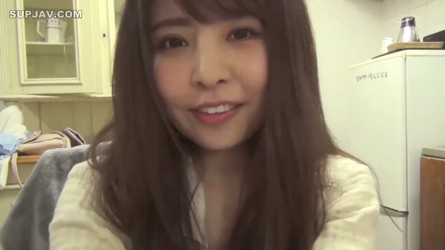 微笑 · 顔のクローズアップ · キッチン · 注视镜头 · 长发 · 正面坐姿 · 白色针织衫