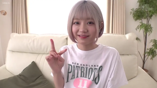 室内 · 半身 · 白色T恤