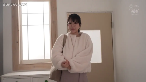 室内 · メガネ · 中景 · 站姿 · 微笑 · ハンドバッグ · 注視 · 白色毛绒外套