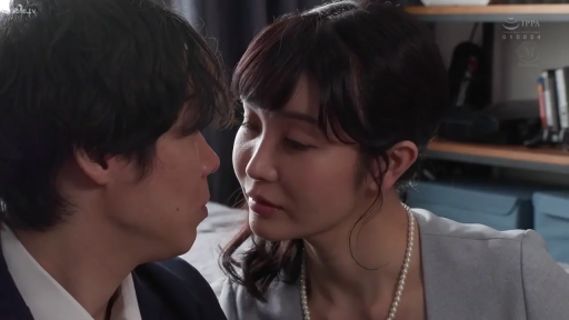 室内 · 面部特写 · 职业装 · 对视 · 面对面 · 深情