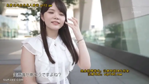 站立 · 中景 · 微笑 · 首饰 · 清纯 · 撩发 · 户外广场 · 白色荷叶边衬衫