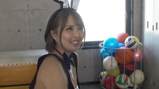 角色扮演 · 摆拍 · 微笑 · 半身 · 兔女郎装 · 侧坐 · 器材室 · 球类