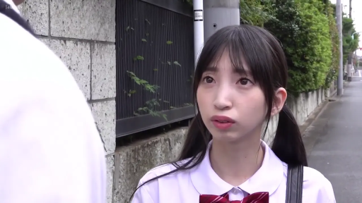 脸部特写 · 站立 · 对视 · JK制服 · 双马尾 · 惊讶 · 户外街道 · 单肩包