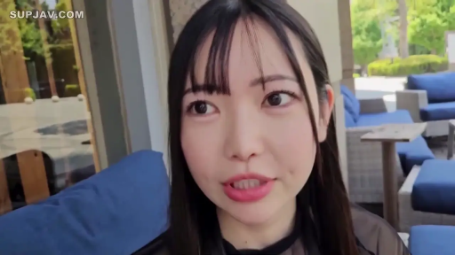 坐姿 · 闭眼 · 房间 · 近景 · 筷子 · 白上衣 · 被喂食