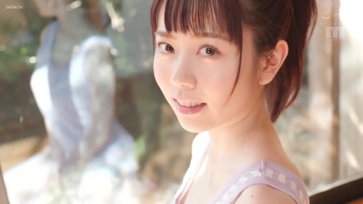 脸部特写 · 甜美 · 清纯 · 窗边 · 侧身回眸 · 微笑注视 · 紫白条纹背心