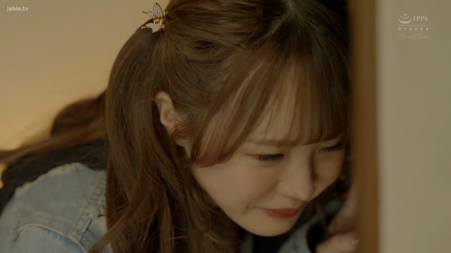 室内 · 脸部特写 · 长发 · 窥视 · 甜美微笑 · 牛仔外套 · 蝴蝶发夹 · 侧身探头