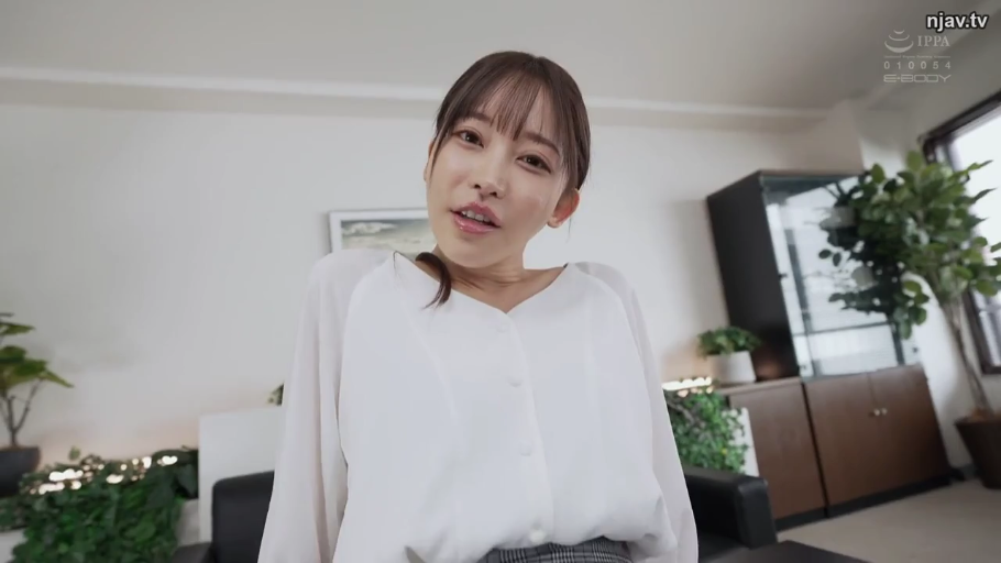 室内 · 灰色格纹裙 · 制服诱惑 · 下体特写 · 坐姿开腿 · 掀起裙子