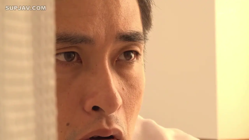 室内 · 脸部特写 · 白色上衣