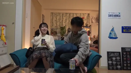 居家客厅 · 开怀大笑 · 易拉罐 · 沙发坐姿 · 喝酒聊天 · 针织衫配短裙 · 全景远观 · 居家生活氛围