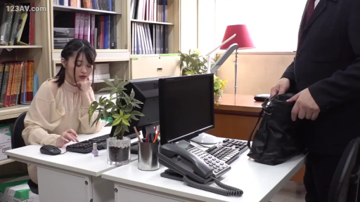 立姿 · 办公室 · 全景 · 平静 · 办公电话 · 米色衬衫 · 取物 · 123AV.com水印