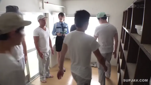 室内 · 真剣 · 站立 · 全景 · プロット · 对视 · 置物架 · 警服与工装