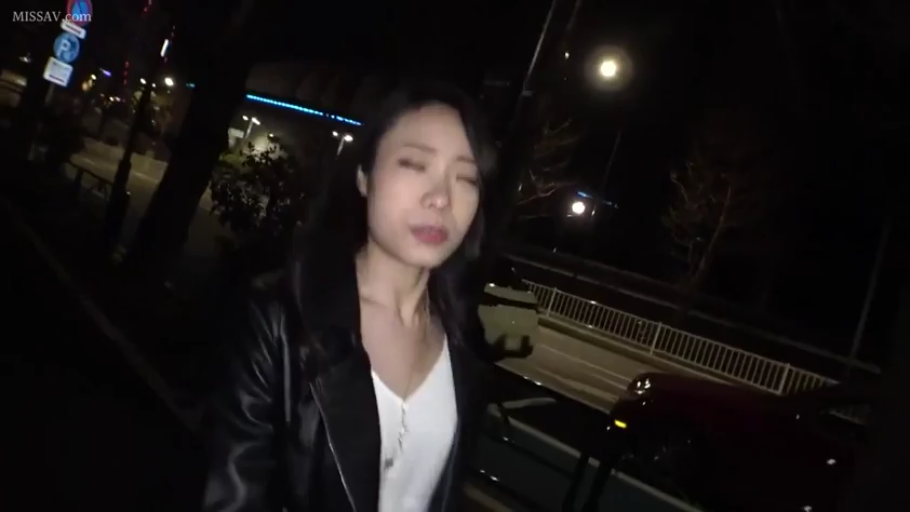 平靜 · 项链 · 黑色皮衣 · 街道 · 行走 · 近景 · 夜景 · 街头漫步