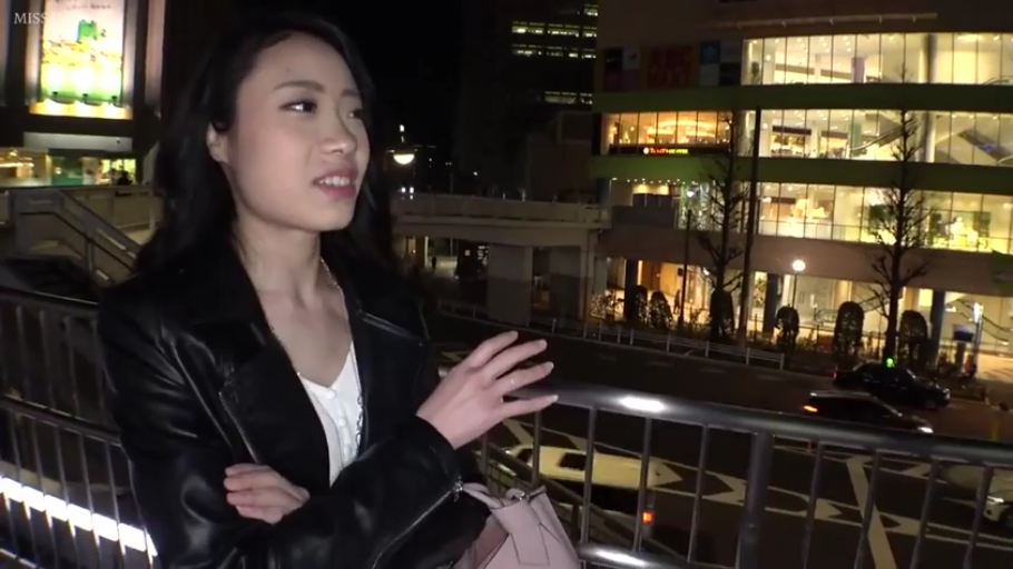 交谈 · 站立 · 皮衣 · 自然 · 半身特寫 · 手提包 · 夜景 · 室外天桥