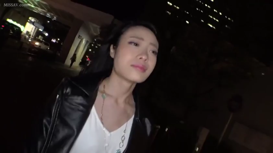 面部 · 憂鬱 · 站立 · 项链 · 皮夹克 · 夜景 · 户外街道 · 走动