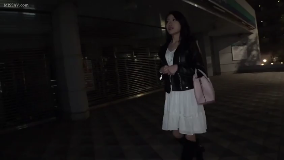 坐姿 · 交谈 · 酒店 · 薄纱睡袍 · 红沙发 · 平和 · 男女