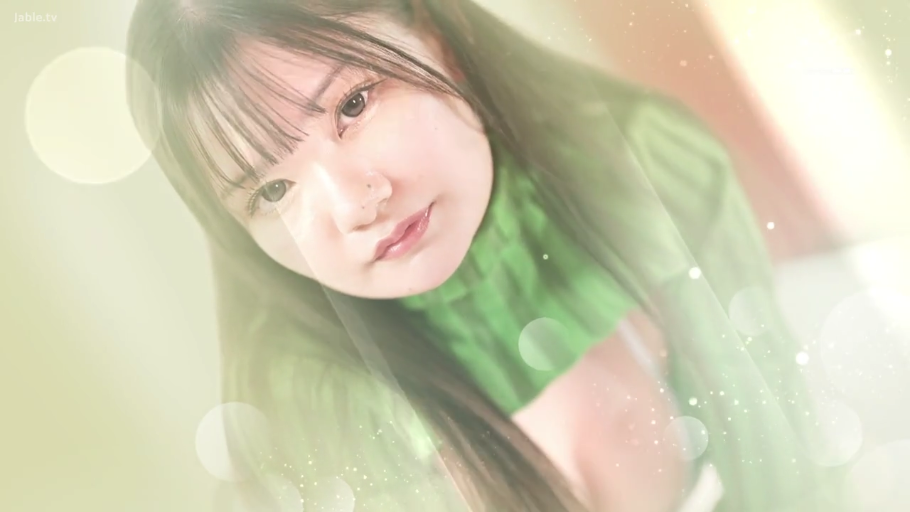 室内 · 身をかがめる · 顔のクローズアップ · 凝視 · 妩媚 · 柔焦效果 · 绿色镂空毛衣