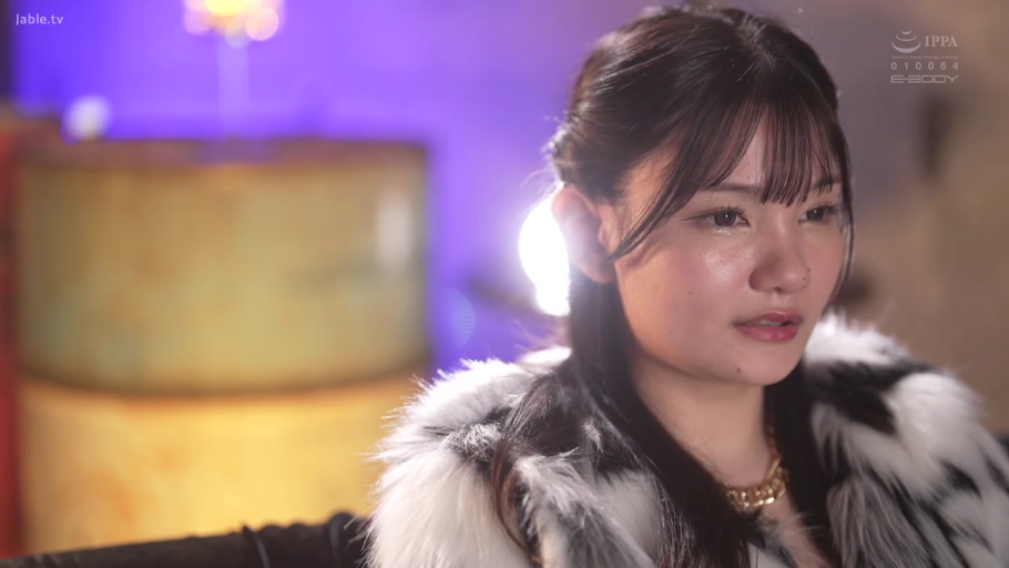 室内 · 坐姿 · 忧郁 · 脸部特写 · 注视 · 皮草