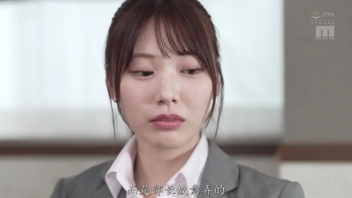 室内 · 侧身 · 面部特写 · 灰色西装 · 谈话 · 忧虑 · 耳饰 · 剧情截图