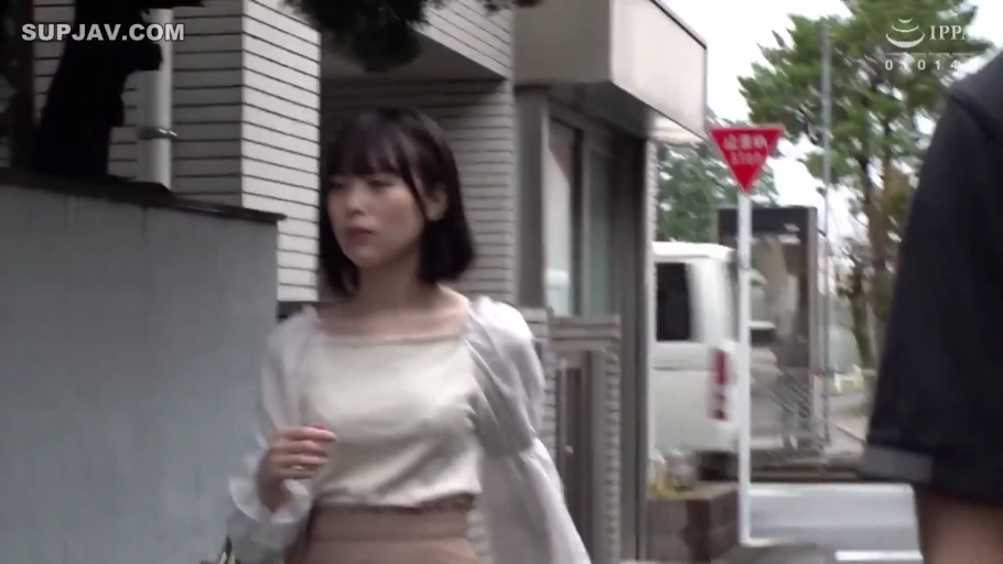 中景 · 自然 · 行走 · 户外街道 · 街拍 · 白色长袖上衣 · 在街上行走