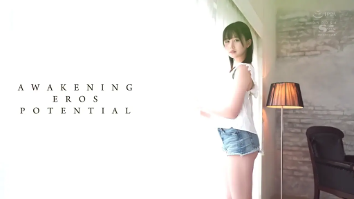 室内 · 全身 · 平静 · 凝視 · 白色无袖上衣 · フロアランプ · 逆光 · 侧站