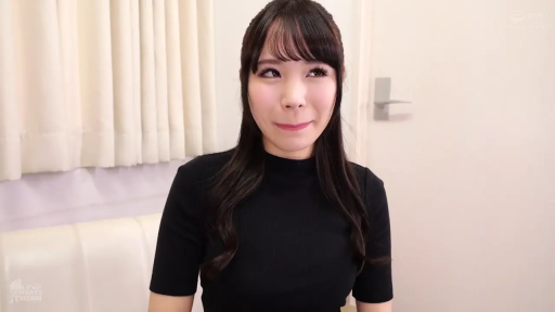 甜美 · 站立 · 摆拍 · 特写 · 清纯 · 户外街头 · 灰色珍珠上衣