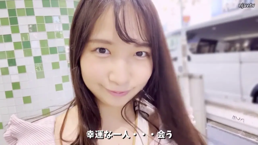 站立 · 微笑 · 面部特写 · 中文字幕 · 对视 · 街道 · 日常装