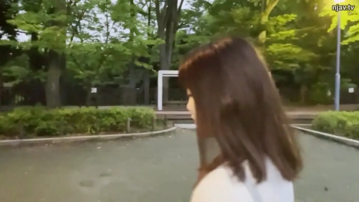 站立 · 自然 · 白色上衣 · 公园 · 模糊 · 侧脸 · 走动