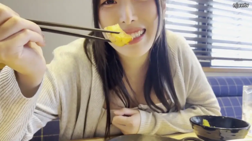 坐姿 · 单人 · 面部 · 微笑 · 餐厅 · 常服 · 进食 · 筷子