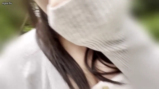 模糊 · 户外 · 不可见 · 未知 · 极近特写 · 浅色针织衫 · 遮挡镜头