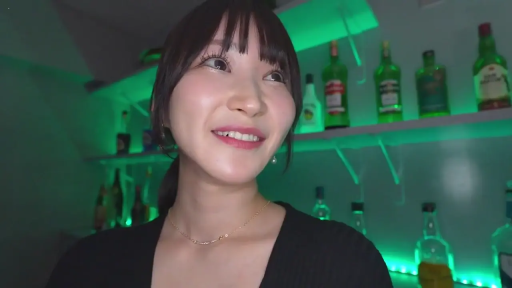 脸部特写 · 酒吧 · 抬头 · 黑色低胸装