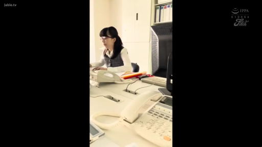 坐姿 · 专注 · 办公室 · 办公 · OL制服 · 电话