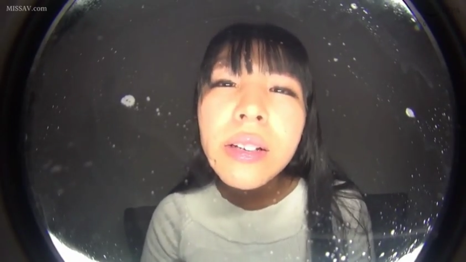 室内 · 顔部のクローズアップ · 口を開け · カメラに近づいて · 覗き · 浅色长袖 · 鱼眼视角 · 猫眼