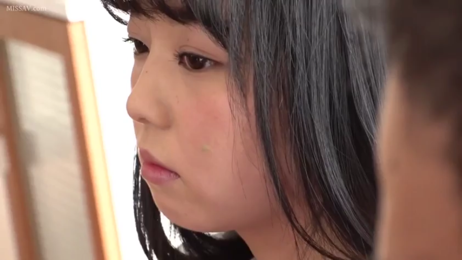 室内 · 面部 · 平静 · 注视 · 侧脸 · 不详 · 人像