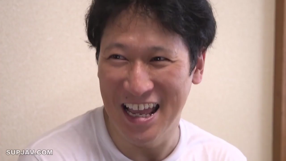 全身 · 性交 · 枕头 · 笑容 · 白衬衫半裸 · 室内地垫 · 正常位