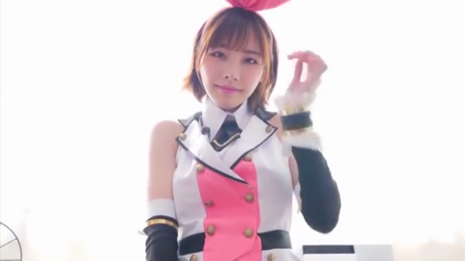 室内 · 站姿 · 微笑 · 上半身特写 · 短发 · 撩发 · 角色扮演服 · 粉色头饰