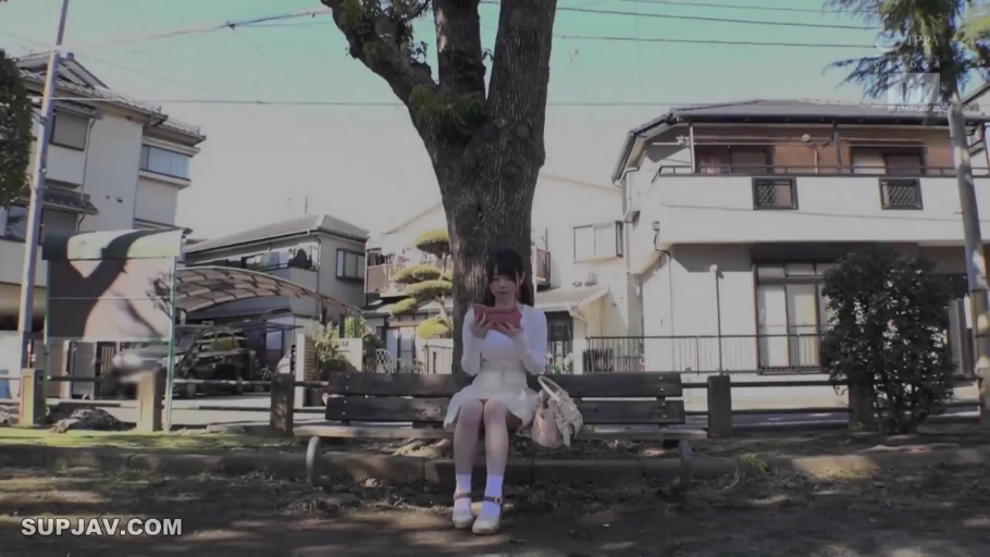 坐姿 · 平靜 · 白色短裙 · 遠景 · 手提包 · 看手機 · 白天 · 户外公园