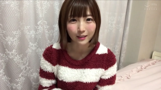 坐姿 · 卧室 · 微笑 · 窗帘 · 面部特写 · 注视镜头 · 居家风格 · 红白条纹毛衣