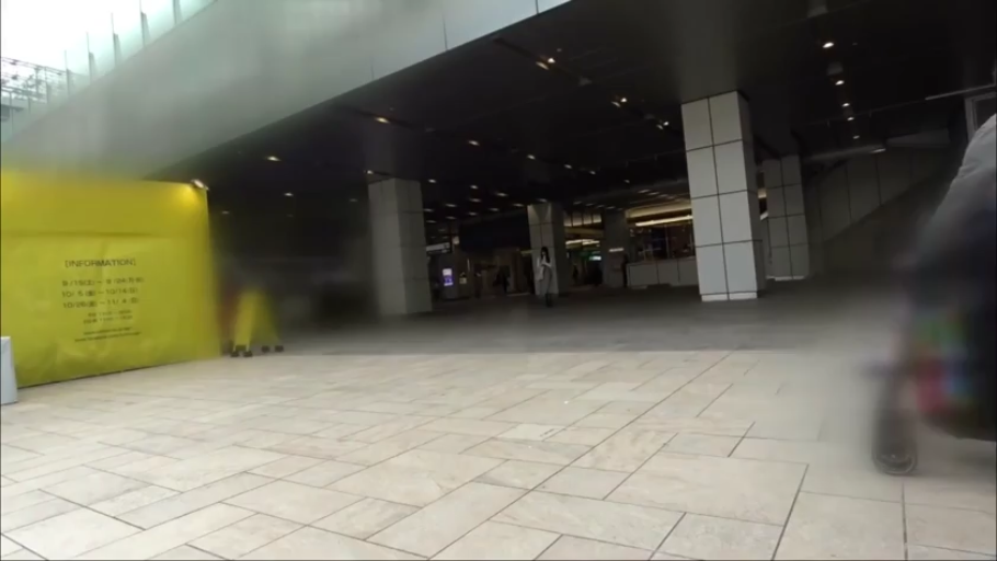 站立 · 第一人称视角 · 休闲装 · 远景 · 模糊 · 告示牌 · 车站 · 路过