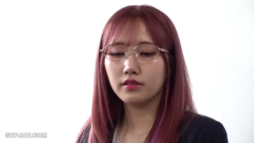 忧郁 · 眼镜 · 站姿 · 面部特写 · 职业装 · 注视 · 熟女 · 影棚