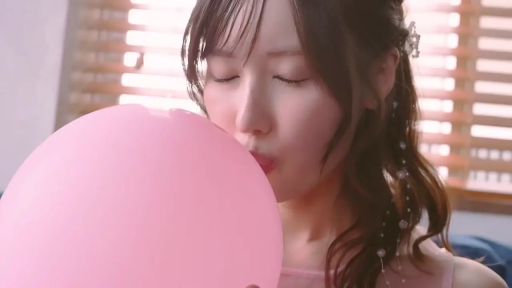 室内 · 坐姿 · 专注 · 脸部特写 · 粉色吊带 · 粉色气球 · 吹气球 · 气球恋物